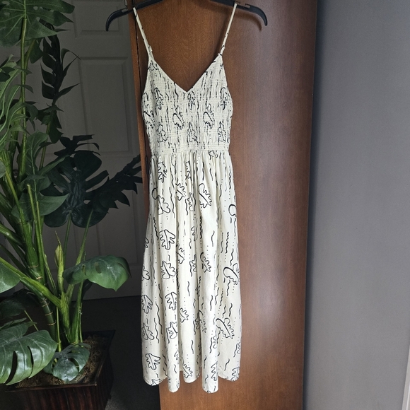 Urban Outfitters Off White W Black Doodle Print Sundress With Smocked Bodice - Picture 3 of 6
